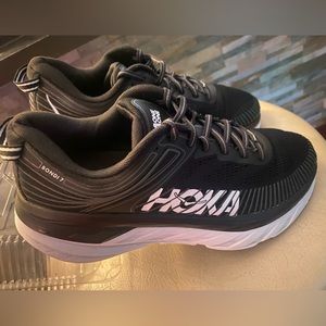 (EUC) MENS HOKA ONE ONE BONDI 7 BLACK/WHITE SIZE 10 EXCELLENT CONDITION